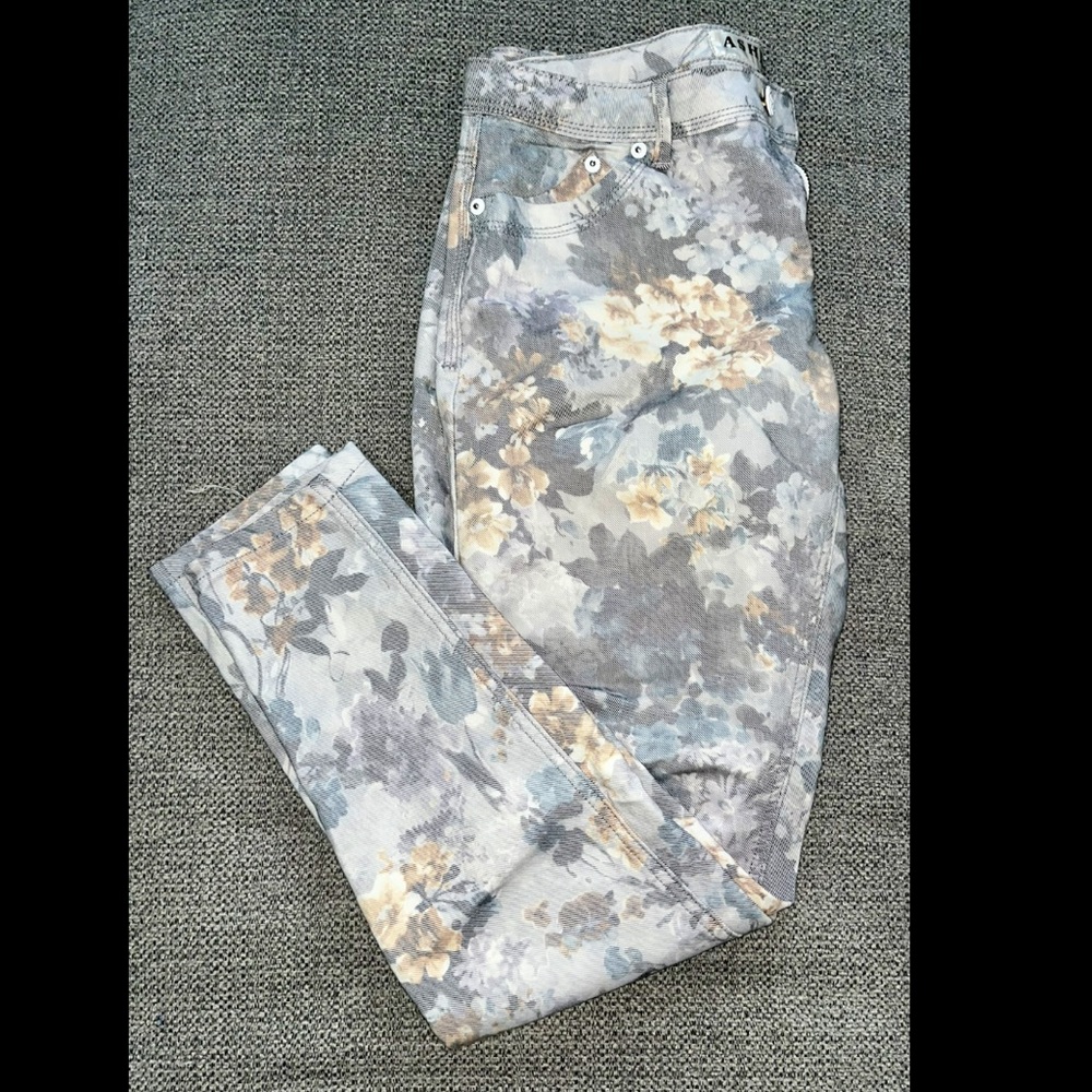 Lightweight and comfortable pants. They are like new.